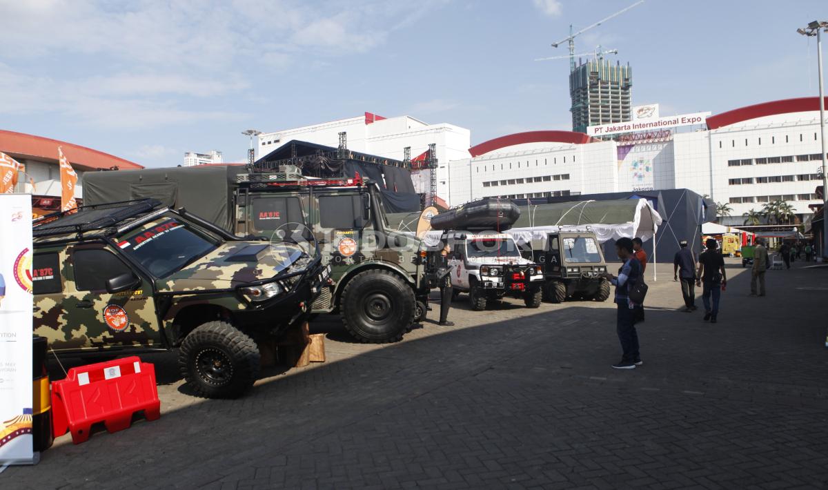 Pengunjung sedang memperhatikan mobil-mobil besar pada pada Indonesia Internasional Motor Shor (IIMS) 2019 hari pertama di JIExpo Kemayoran, Jakarta, Kamis (25/04/19). Foto: Herry Ibrahim/INDOSPORT