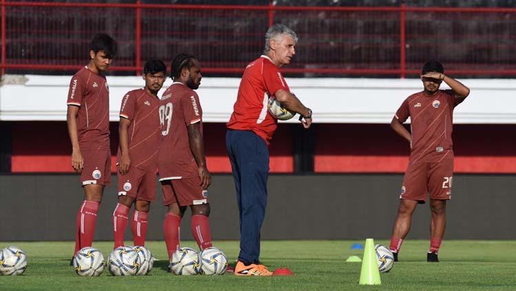 Pelatih Persija Ivan Kolev saat memberikan instruksi pada sesi latihan jelang laga babak 8 besar Piala Indonesia antara Bali United vs Persija, Kamis (25/04/2019). Foto: Media Persija/Khairul Imam Copyright: Media Persija/Khairul Imam