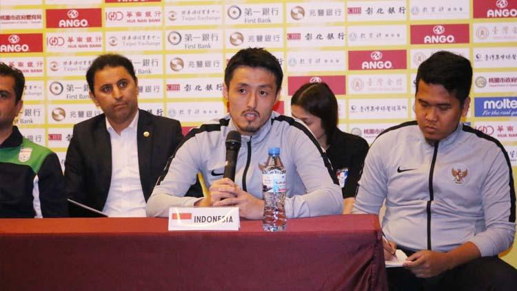 Pelatih Timnas Futsal Indonesia U-20, Kensuke Takahashi saat preskon jelang uji coba di Taiwan, Kamis (25/04/2019). Foto: Ical/FFI