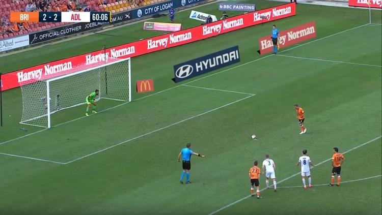 Penalti panenka pemain Brisbane Roar, Eric Bautheac, saat menghadapi Adeiade United, Kamis (25/04/19), di Stadion Suncorp.