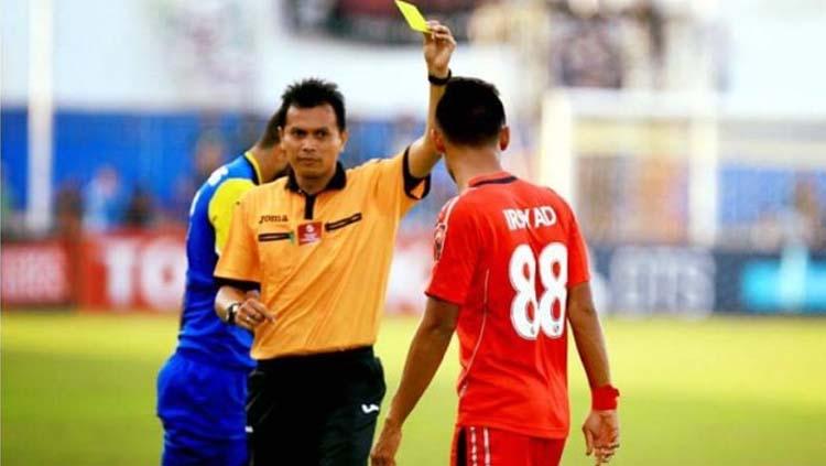 Djumadi Effendi tak bisa lepas dari dunia perwasitan dengan menjadi tim penilai wasit alias Assessor Referee di Liga 1. - INDOSPORT