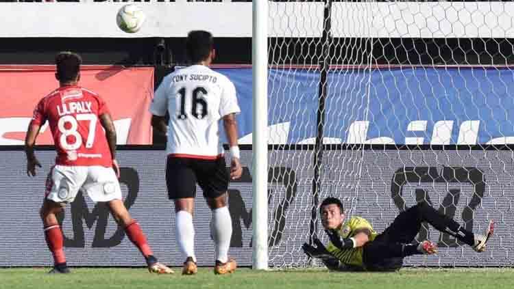 Shahar Ginanjar berhasil menepis penalti Stefano Lilipaly pada perempatinal leg pertama Kratingdaeng Piala Indonesia 2019 melawan Bali United (26/4/19).