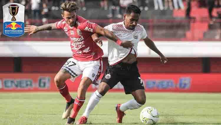 Stefano Lilipaly tengan duel dengan Ramdani Lestaluhu di 8 besar Piala Indonesia.