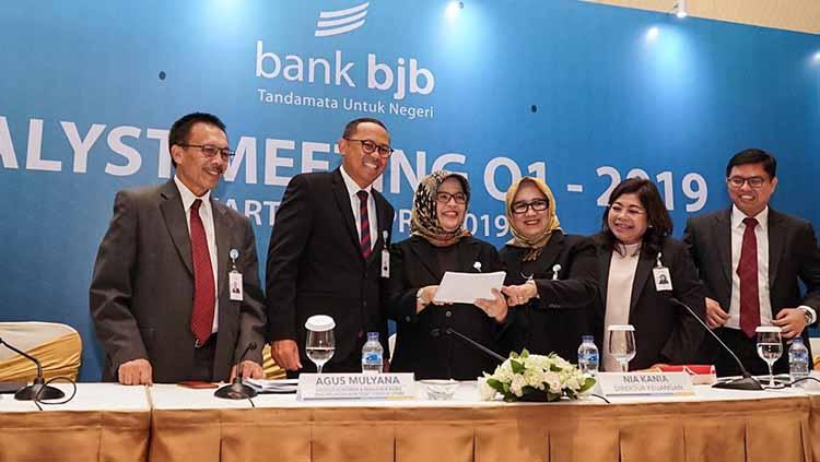 Direktur Kepatuhan dan Manajemen Risiko yang melaksanakan tugas Direktur Utama Bank BJB, Agus Mulyana bersama jajaran direksi dan komisaris Bank BJB dalam analyst meeting QI 2019 di Ballroom Hotel Ritz Carlton Pacific Place, Jakarta. - INDOSPORT