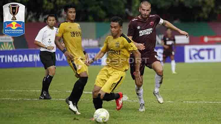 Pemain Bhayangkara saat mengontrol bola dari pemain PSM Makassar pada leg pertama babak delapan besar Piala Indonesia (27/04/2019) di Stadion PTIK, Jakarta. Foto: Herry Ibrahim/INDOSPORT