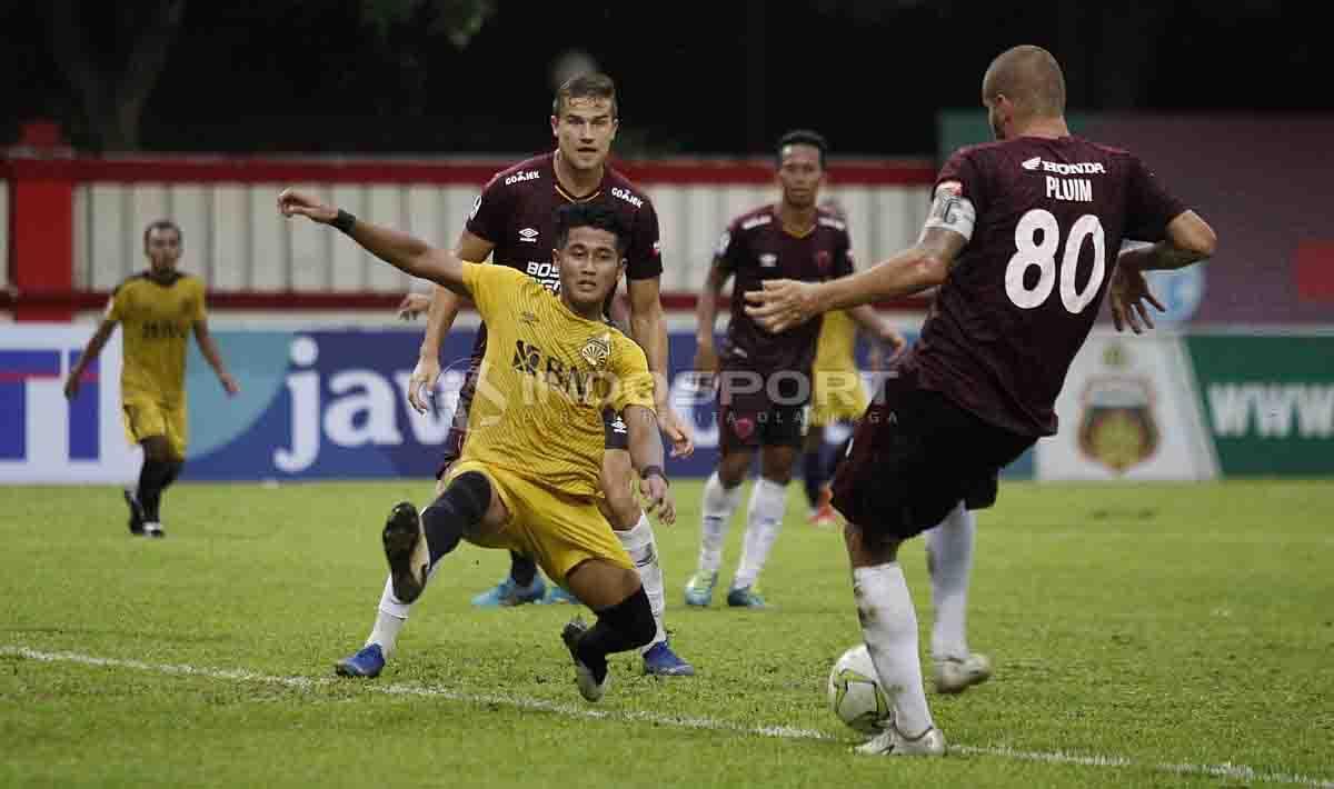 Pemain PSM Makassar saat dihadang pemain Bhayangkara FC pada leg pertama babak delapan besar Piala Indonesia (27/04/2019) di Stadion PTIK, Jakarta. Foto: Herry Ibrahim/INDOSPORT Copyright: Herry Ibrahim/INDOSPORT
