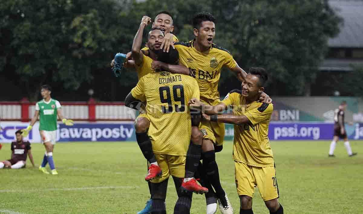 Selebrasi pemain Bhayangkara FC usai memenangkan pertandingan atas PSM Makassar pada leg pertama babak delapan besar Piala Indonesia (27-04-2019) di Stadion PTIK, Jakarta. Foto: Herry Ibrahim/INDOSPORT