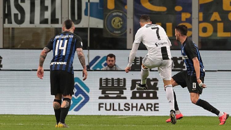Cristiano Ronaldo (kedua dari kanan) mencetak gol ke gawang Inter Milan dalam laga pekan ke-34 Serie A Italia, Minggu (28/04/19) dini hari WIB. Copyright: Emilio Andreoli/Getty Images