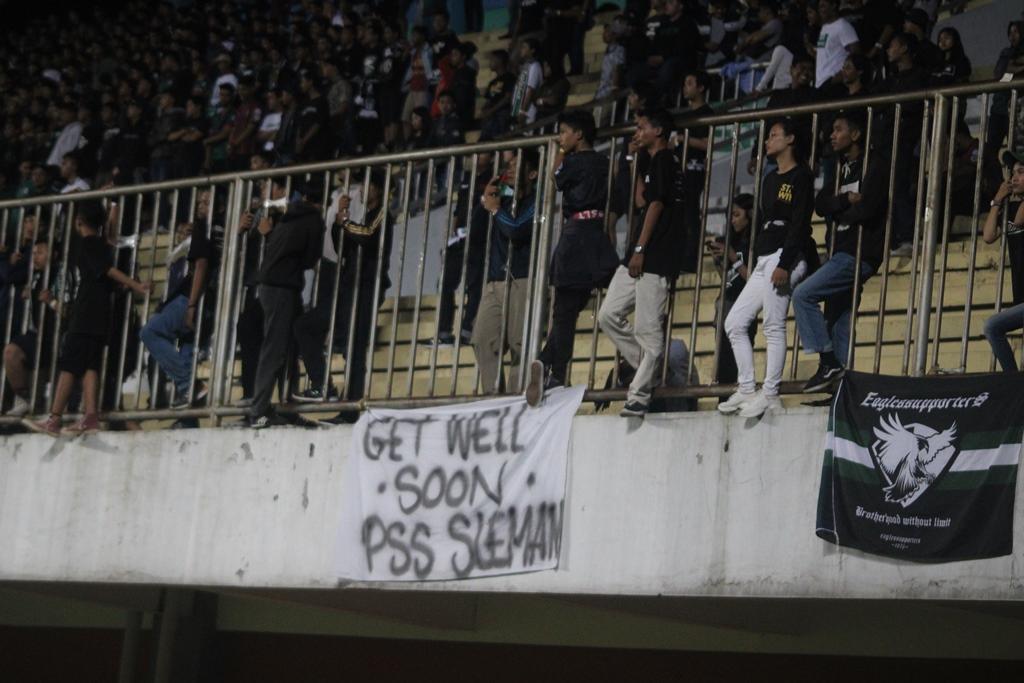 Spanduk yang dibentangkan suporter PSS Sleman di Stadion Maguwoharjo. Copyright: Ronald Seger/INDOSPORT.