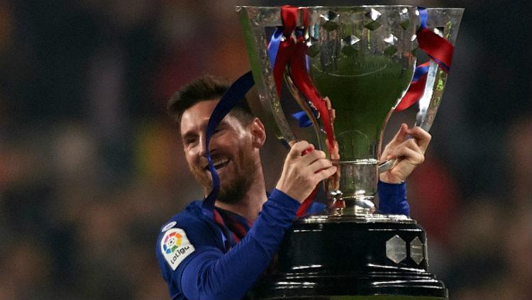 Lionel Messi menyempatkan diri bermain sepak bola bersama bocah cilik saat tengah berlibur di Karibia. Quality Sport Images/Getty Images. - INDOSPORT