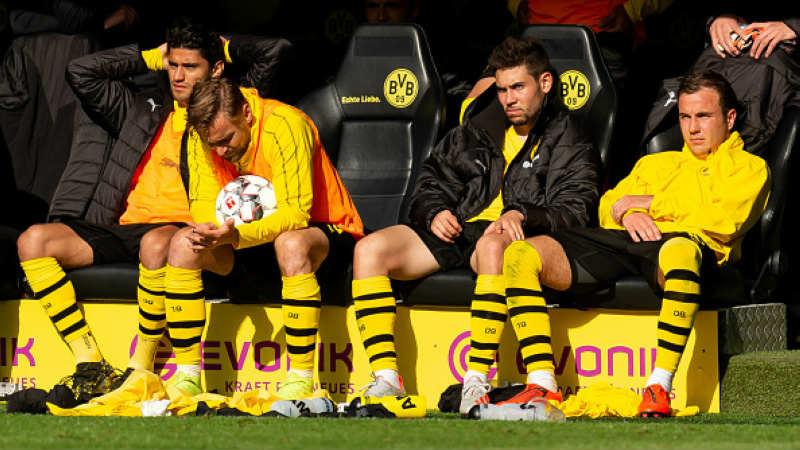 Mahmound Dahoud, Marcel Schmelzer dan Raphael Guerreiro tertuduk lesu melihat Dortmund kalah. Sabtu (27/04/19), TF-Images/Getty Images. - INDOSPORT