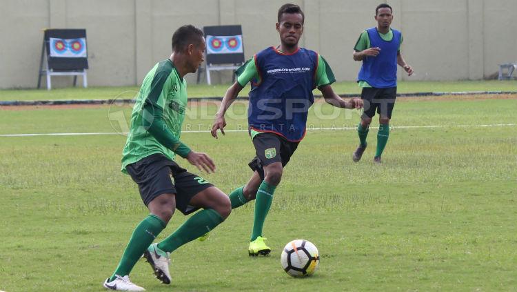 M Alwi Slamat saat berlatih rutin. M Alwi Slamat merupakan satu di antara dua pemain Persebaya yang berusia di bawah 23 tahun.