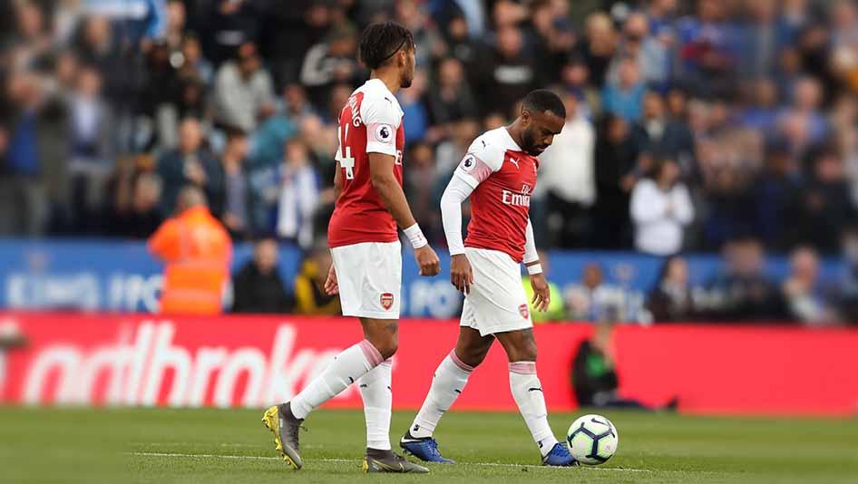 Dua pemain Arsenal, Pierre-Emerick Aubameyang dan Alexandre Lacazette, terlihat lesu setelah dikalahkan Leicester City pada lanjutan Liga Inggris (28/04/2019). - INDOSPORT