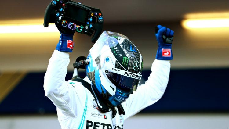 Pembalap Mercedes, Valtteri Bottas yakin mobilnya belum kembali prima pada sesi latihan kedua (FP2) di GP F1  Singapura 2019. - INDOSPORT