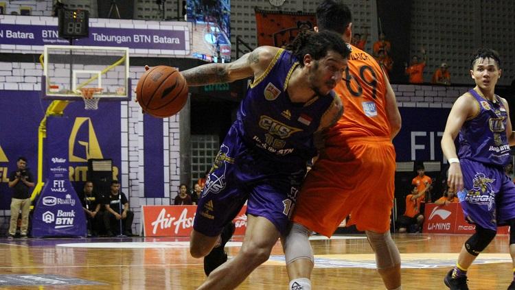 Maxie Esho berusaha melewati hadangan pemain Mono Vampire pada babak semifinal ABL 2019, Minggu (28/04/19).