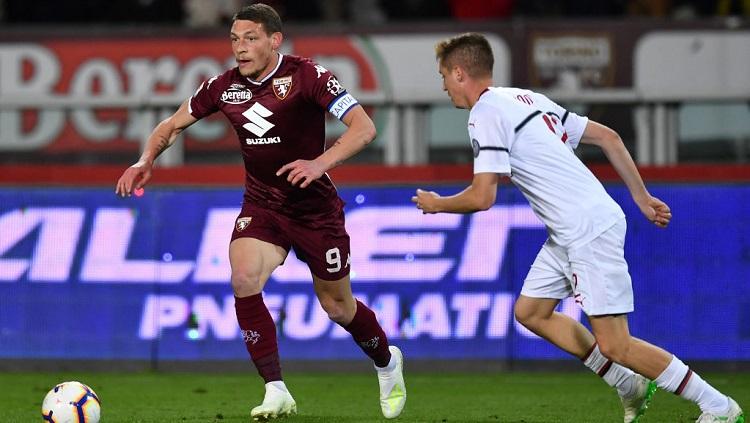 Andrea Belotti (kiri) membawa bola sambil dibayangi Andrea Conti dalam laga pekan ke-34 Serie A Italia antara Torino vs AC Milan, Senin (25/04/19). Copyright: Valerio Pennicino/Getty Images.