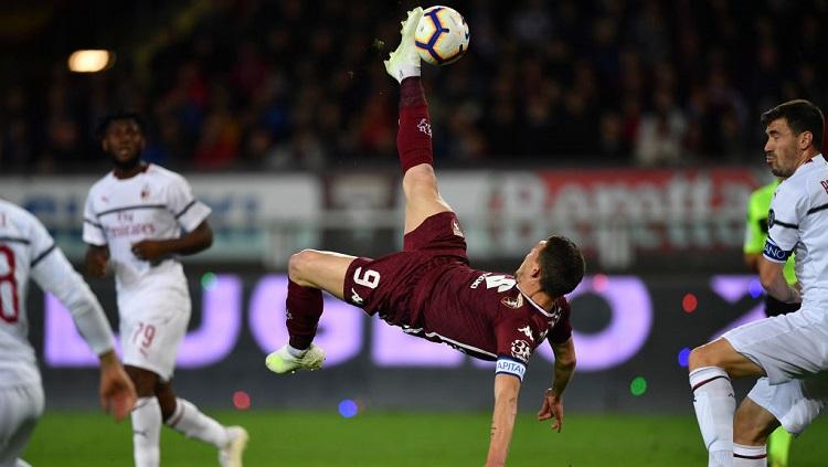 Striker Torino, Andrea Belotti, melepaskan tendangan akrobatik saat menghadapi AC Milan di pekan ke-34 Serie A Italia, Senin (28/04/19). Copyright: Valerio Pennicino/Getty Images.