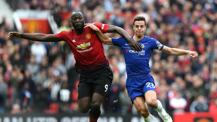 Lukaku berduel dengan Azpilicueta Copyright: Darren Walsh/Chelsea FC via Getty Images