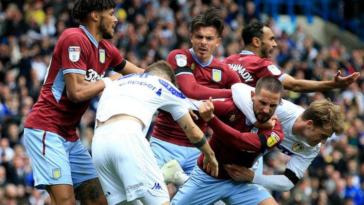 Keributan sempat terjadi saat laga Divisi Championship Leeds United vs Aston Villa, Minggu (28/04/19).