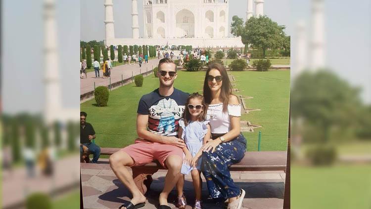 Rene Mihelic bersama sang istri Tanisa Mihelic sata liburan di Taj Mahal, India. Copyright: Instagram
