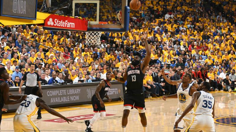 Pertandingan semifinal NBA Playoffs 2019 wilayah Barat antara Houston Rockets (hitam) vs Golden State Warriors Copyright: Andrew D. Bernstein/GettyImages