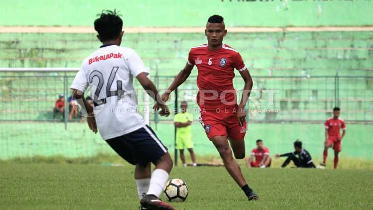 Ikhfanul Alam saat dibayangi pemain Singhasari FC. Copyright: Ian Setiawan/INDOSPORT