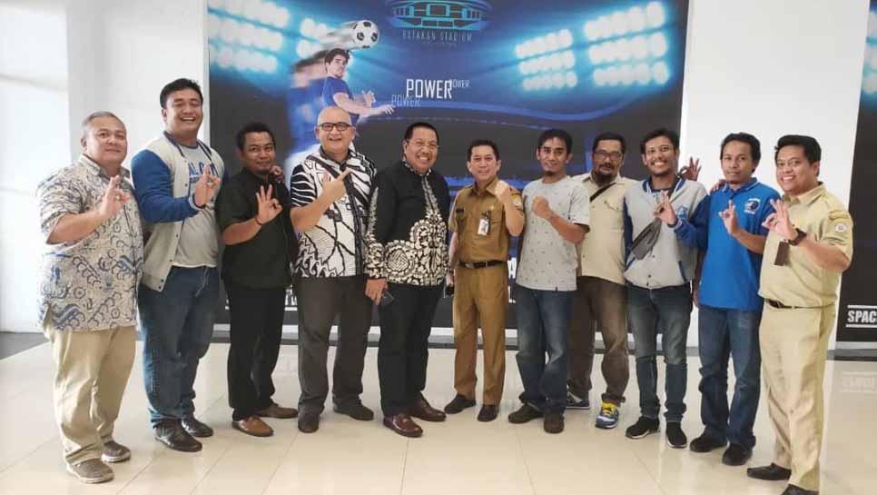 Gede Widiade ketika bertemu dengan beberapa suporter Persiba Balikpapan, Balistik, Senin (29-04-19). Foto: Twitter@BMilitanbiru - INDOSPORT