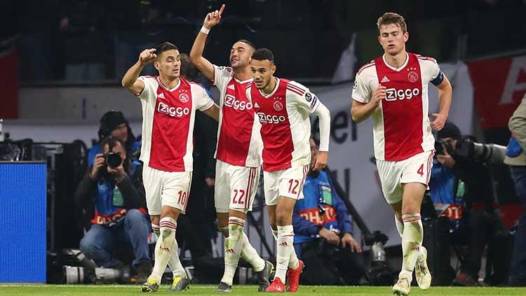 Hakim Ziyech (kedua dari kiri) dinilai cocok menggantikan Mesut Ozil yang mulai redup penampilannya Bersama Arsenal. Lars Baron/Getty Images.