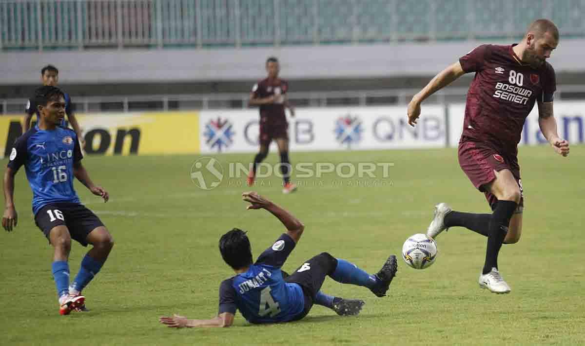 Pemain Home United berhasil menggagalkan aksi Wiljan Pluim. Herry Ibrahim/INDOSPORT