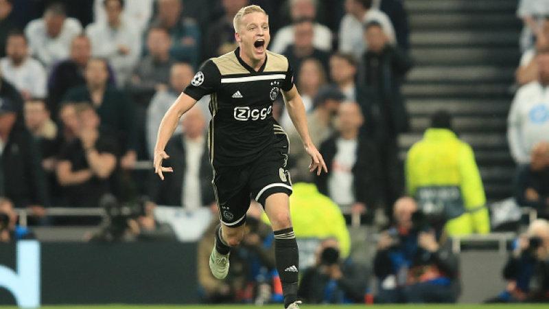 Manchester United akhirnya akan segera mendapatkan pemain baru dalam diri Donny van de Beek. Berikut 3 fakta tentang alumni akademi Ajax Amsterdam ini.