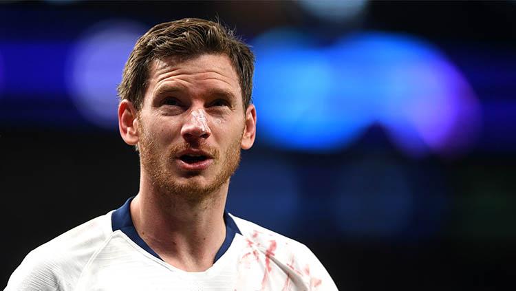 Jan Vertonghen alami pendarahan usai benturan dengan Onana Copyright: Laurence Griffiths/Getty Images