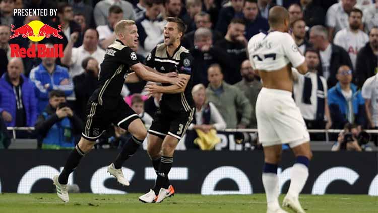 Selebrasi gol kemenangan Ajax Amsterdam yang dirayakan Donny van de Beek dan Joe Veltman, Rabu (01/05/19)