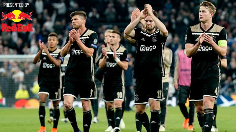 Klaas Jan Huntelaar, Daley Blind, dan Matthijs de Ligt merayakan kemenangan Ajax Amsterdam, Rabu (01/05/19), Soccrates/Getty Images