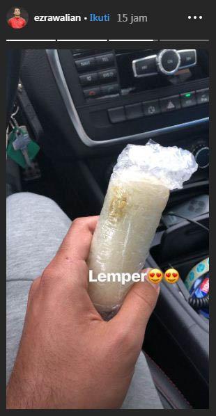 Story Ezra Walian makan lemper. Copyright: Ezra Walian