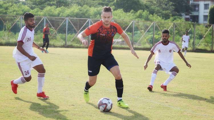 Calon pemain Persib Bandung Rene Mihelic (tengah). Copyright: Sports India Show