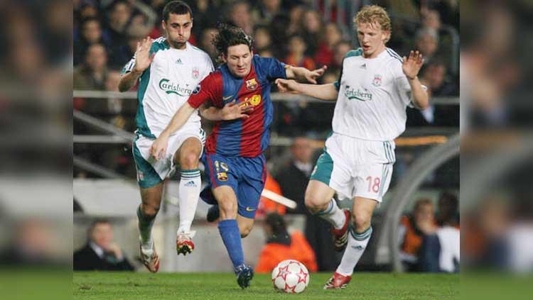 Dua pemain Liverpool Alvaro Arbeloa dan Dirk Kuyt berusaha menahan Lionel Messi laga Liga Champions di stadion Camp 21/02/07. PAUL ELLIS / AFP / Getty Images Copyright: PAUL ELLIS / AFP / Getty Images