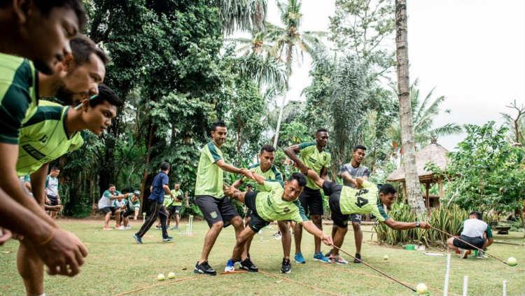 Pemain Persebaya menghabiskan TC dengan kegiatan outbond di Bali, Selasa (30/04/19).