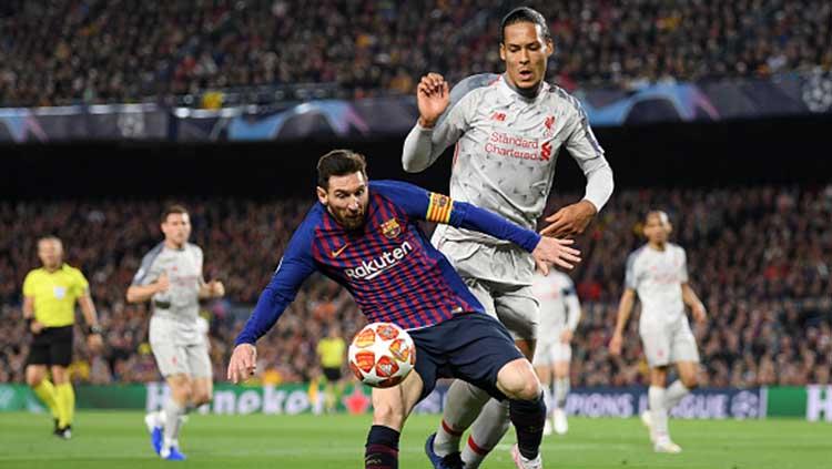 Virgil van Dijk berusaha untuk menggagalkan aksi Lionel Messi pada leg 1 semifinal Liga Champions. Matthias Hangst/Getty Images Copyright: Matthias Hangst/Getty Images
