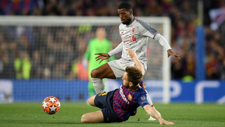 Georginio Wijnaldum saat mencoba mempertahankan bola dari rebutan Ivan Rakitic di pertandingan leg pertama semifinal Liga Champions antara Barcelona vs Liverpool di Camp Nou, Kamis (02/05/19). Foto: Quality Sport Images/Getty Images Copyright: Quality Sport Images/Getty Images