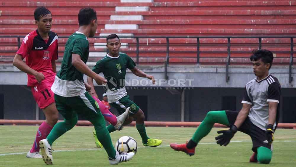 Osvaldo Haay saat mengikuti laga uji coba di Stadion GBT. Foto: Fitra Herdian/INDOSPORT - INDOSPORT