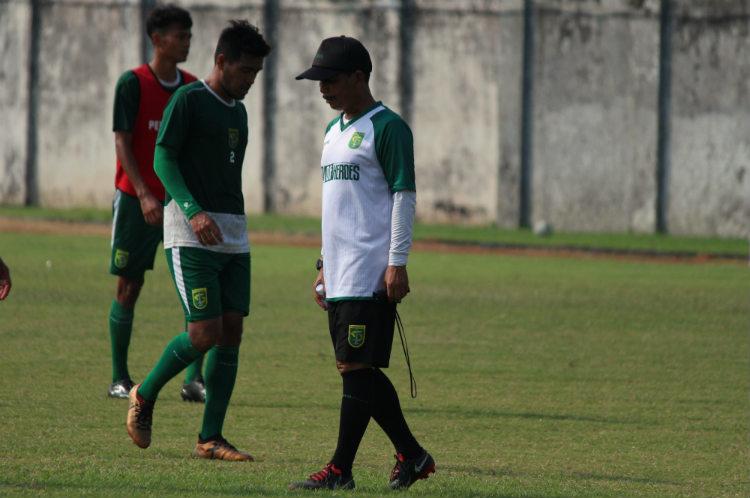 Djadjang Nurdjaman memimpin latihan di Lapangan Jenggolo, Sidoarjo. Sabtu (27/4/19). Fitra Herdian/INDOSPORT.
