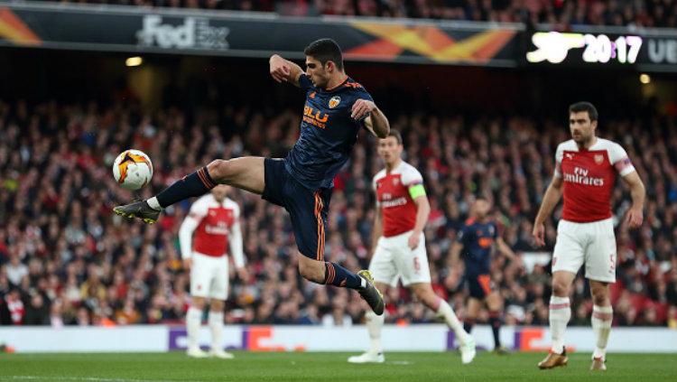 Aksi Valencia saat melawan Arsenal di leg pertama Liga Europa 2018/19 Jumat (03/05/19) lalu. James Williamson-AMA/Getty Images.