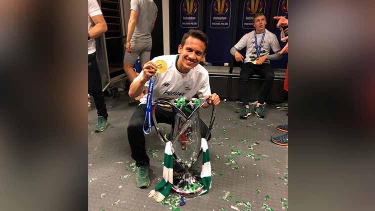 Egy Maulana Vikri bersama trofi Piala Polandia yang dimenangkan Lechia Gdansk di musim 2019. Copyright: Instagram/@yusufmansurnew