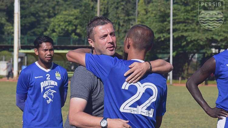 Miljan Radovic melakukan perpisahan dengan para pemain Persib Bandung. Copyright: Twitter.com/persib