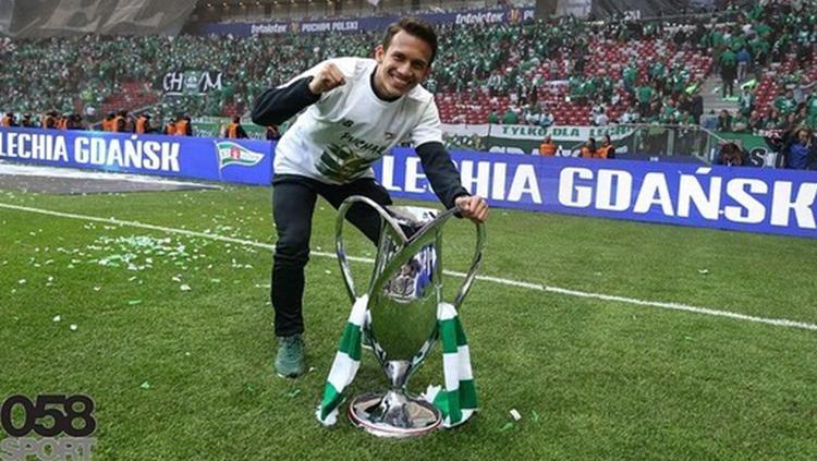 Pemain Lechia Gdansk Egy Maulana Vikri merayakan gelar juara Piala Polandia 2019 Copyright: Instagram.com/egymaulanavikri