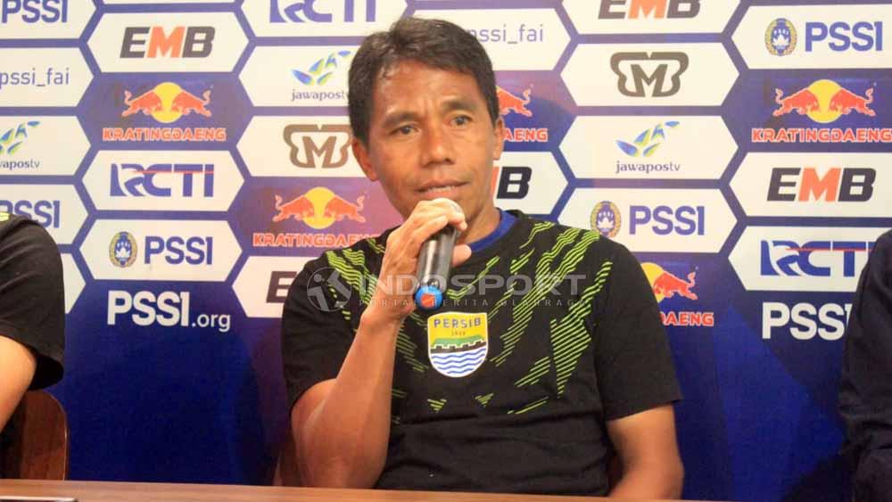 Asisten pelatih Persib Bandung, Budiman saat konferensi. Foto: Arif Rahman/INDOSPORT