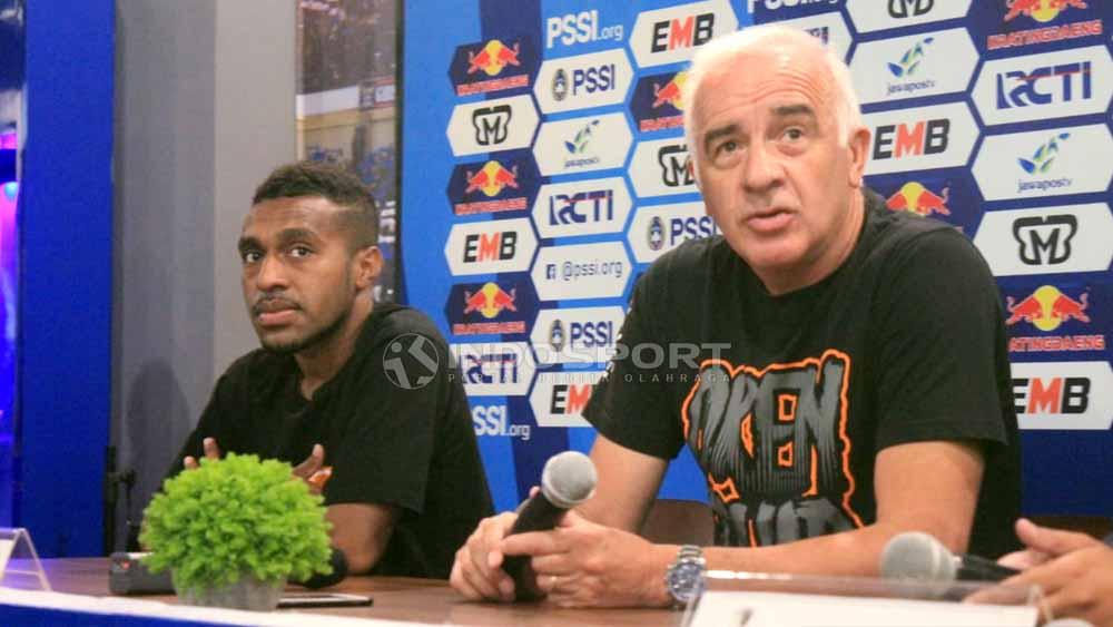 Pemain Borneo FC, Terens Puhiri (kiri) bersama pelatih Mario Gomez di Graha Persib, Jalan Sulanjana, Kota Bandung, Jumat (03-05-2019). Foto: Arif Rahman/INDOSPORT