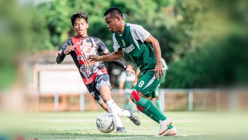 Oktafianus Fernando berusaha melewati pemain Putra Kresna saat TC di Bali. Foto: Media Persebaya