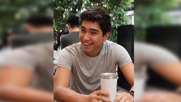 Senyumnya manis Arjun Robert anak pelatih Persib Bandung. - INDOSPORT