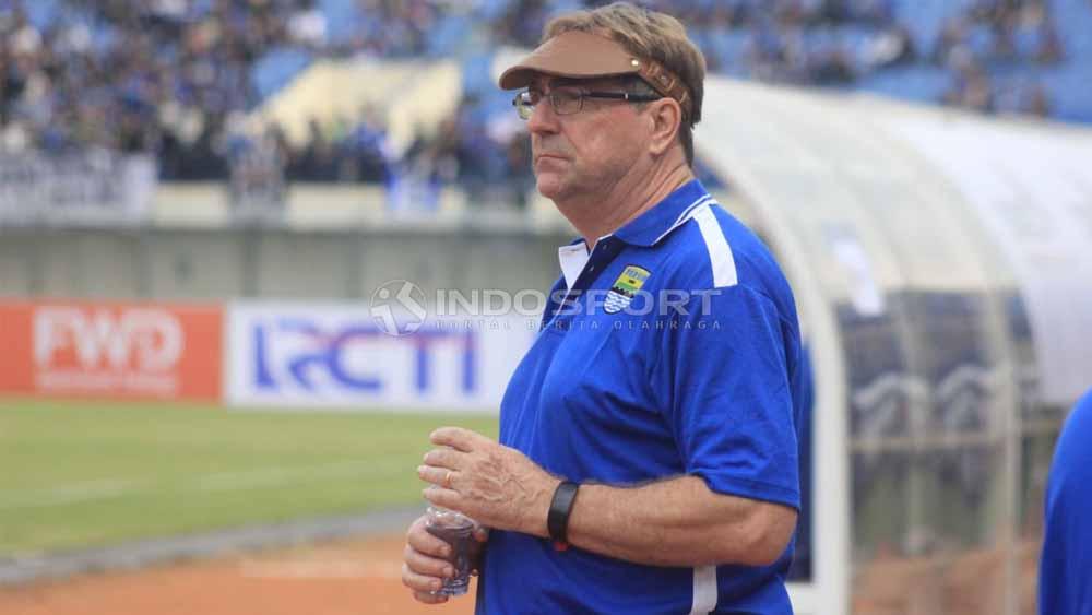 Pelatih Persib Bandung, Robert Rene Alberts di Stadion Si Jalak Harupat, Kabupaten Bandung, Sabtu (04/05/2019). Foto: Arif Rahman/INDOSPORT